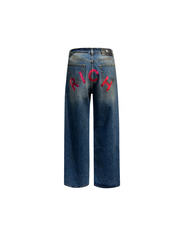 Jeans regular con lacerazione in blu medio e personalizzazione "RICH" metal red