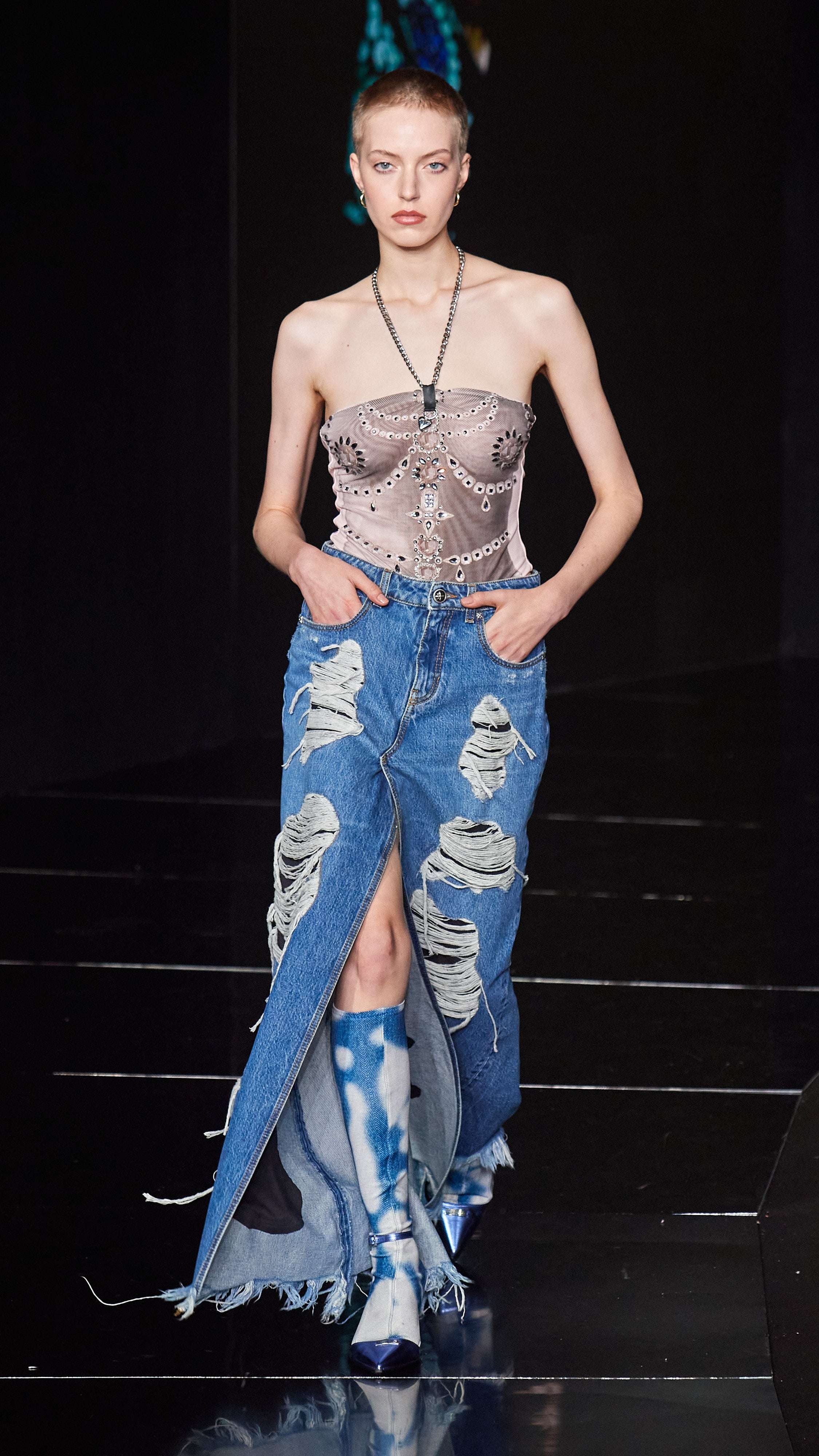 John Richmond Gonna midi in denim con strappi sul davanti