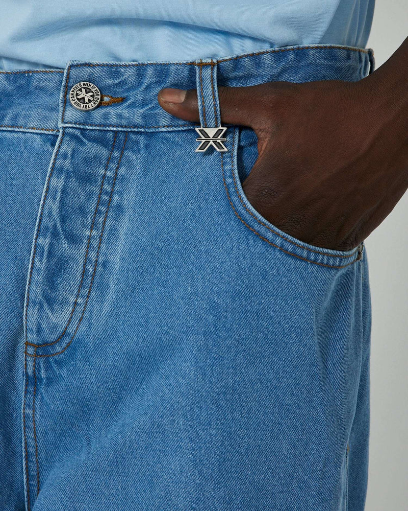 Sur un jean avec un logo brodé sur le jean arrière